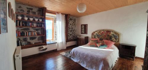 une chambre avec un lit et une étagère dans l'établissement La chambre d'hôte du Petit Mazilloux, à Présailles