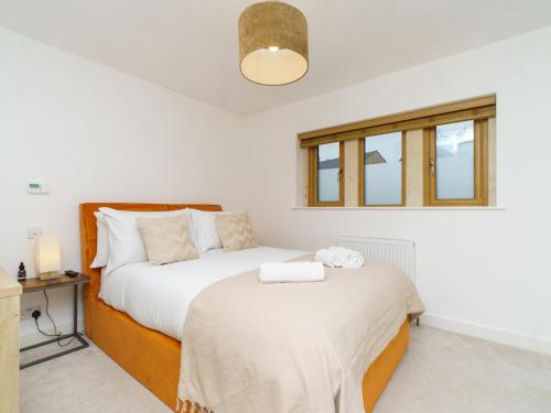 um quarto com uma cama e duas janelas em Pass the Keys Modern 3 bed home with offstreet parking em Bath