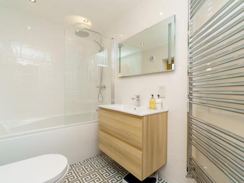 uma casa de banho com um lavatório, um WC e uma banheira em Pass the Keys Modern 3 bed home with offstreet parking em Bath