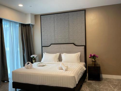 sypialnia z dużym łóżkiem z dużym zagłówkiem w obiekcie Platinum Suites Tower 2 KLCC w Kuala Lumpur