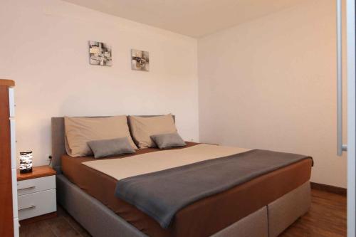 Apartment in Silo/Insel Krk 13550 في سيلو: غرفة نوم بسرير كبير في غرفة
