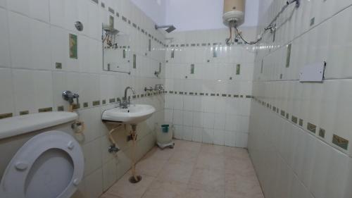 uma casa de banho com um WC e um lavatório em HOTEL HOLIDAY INN PARADISE em Chandīgarh