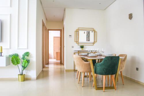 una sala da pranzo con tavolo e sedie di YourPlace - Luxury - Prestigia Hay Riad a Rabat