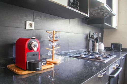 拉巴特的住宿－YourPlace - Luxury - Prestigia Hay Riad，柜台上配有红色用具的厨房