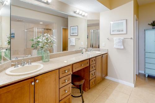 La salle de bains est pourvue de 2 lavabos et d'un grand miroir. dans l'établissement Destin West Resort - Bayside Osprey L2, à Fort Walton Beach