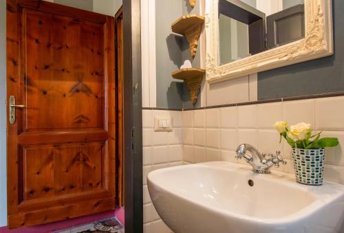 a bathroom with a sink and a mirror at Il Malconsiglio in Pistoia