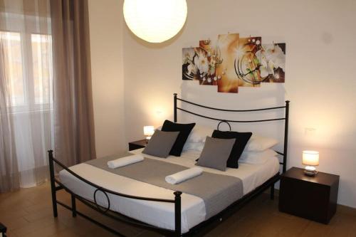 Säng eller sängar i ett rum på Delizioso appartamento vicino alla metro a 10 minuti dal Colosseo