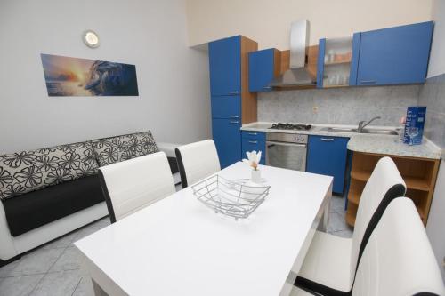 Kuchyňa alebo kuchynka v ubytovaní Apartment in Pisak with sea view, terrace, air conditioning, WiFi 3340-7