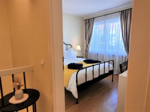 una camera da letto con un letto con una coperta gialla e una finestra di Rosa Blu a Brusino Arsizio