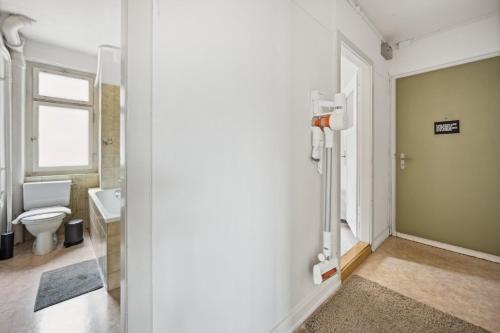 een badkamer met een toilet en een wastafel bij Central Apartment for City Explorers 222 in Zürich