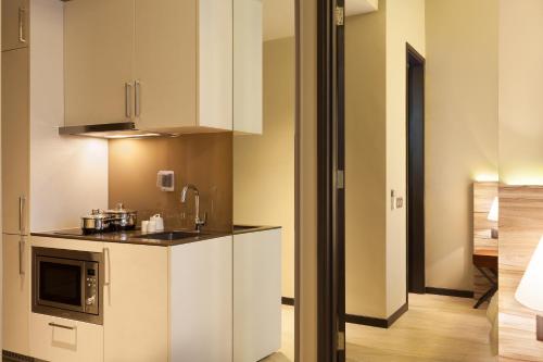 Η κουζίνα ή μικρή κουζίνα στο Louis Kienne Serviced Residences - Havelock