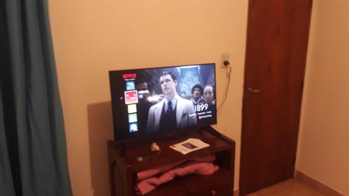 a flat screen tv sitting on top of a table at Hermoso departamento de 1 dorm, con estacionamiento mediano in Resistencia