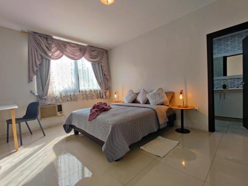 um quarto com uma cama grande e uma janela em Lola's House Guayaquil Self Check-In & B&B em Guayaquil