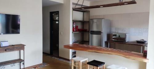 eine Küche mit einer Theke und einem Kühlschrank in der Unterkunft Casa do Renato Lençóis in Lençóis