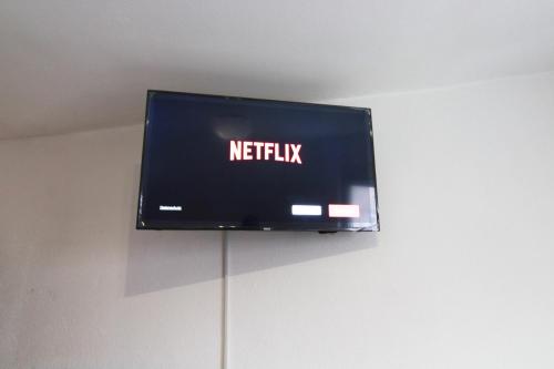 a television on a wall with the netflix sign on it at Downtown Apartments Ulm - im Herzen von Ulm & komfortable Boxspringbetten in Ulm
