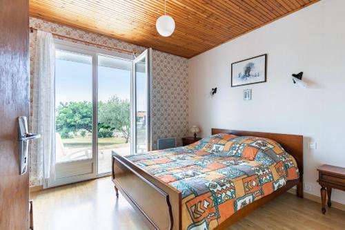 Giường trong phòng chung tại Givrand - maison vendéenne avec jardin pour 6