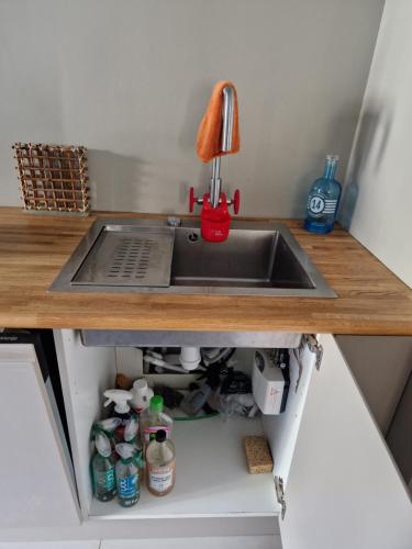 a kitchen counter with a sink and a sink at MAGNIFIQUE VILLA LUXE COSY POPPIES HOLIDAY - Normandie Beach Racing, Flipper, Baby-foot, SPA, Jardin Méditerranéen, Plage Riva Bella à 300m, Mer à Pied, Tout Confort, Idéale Familles & Groupes, EVJ à Ouistreham, Proche Cabourg, Week-end & Courts Séjours ! in Ouistreham
