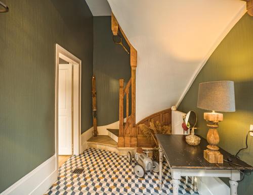 a room with a table and a stairway with a table sidx sidx at Le Clos maison 3 chambres avec extérieur et parking Epernay centre in Épernay