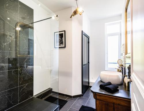 y baño con ducha y lavamanos. en Le Clos maison 3 chambres avec extérieur et parking Epernay centre, en Épernay