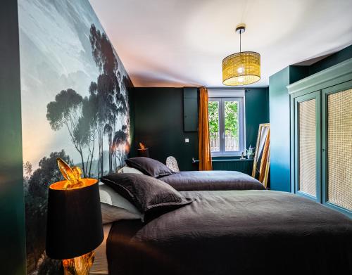 1 dormitorio con 2 camas y un cuadro en la pared en Le Clos maison 3 chambres avec extérieur et parking Epernay centre, en Épernay