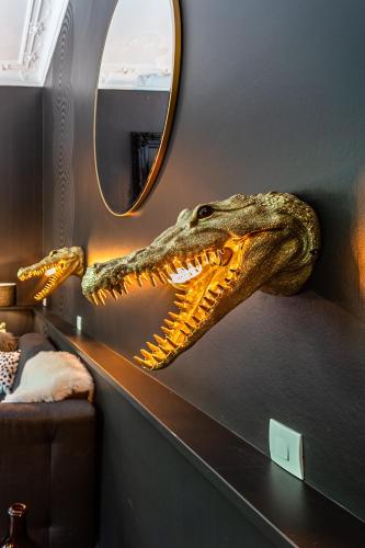 a dinosaur head on a wall in a room at Le Clos maison 3 chambres avec extérieur et parking Epernay centre in Épernay