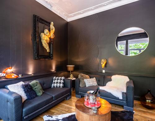 a living room with two couches and a table at Le Clos maison 3 chambres avec extérieur et parking Epernay centre in Épernay