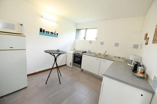 Η κουζίνα ή μικρή κουζίνα στο 972D4 - Les 2 Palmiers - Bas de villa 60m2 jardin 2000m2