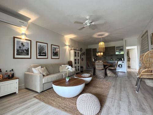 Χώρος καθιστικού στο ET VOILA! Elegant one bedroom and beachfront apartment with pool!