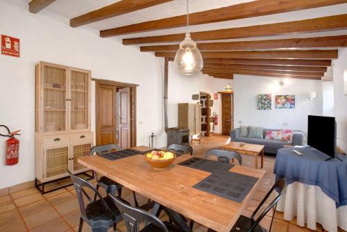 uma sala de estar com uma mesa de madeira e cadeiras em Las Adelfas em Valverde
