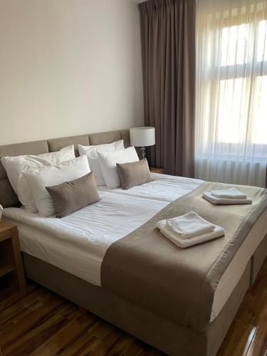 ein Schlafzimmer mit einem großen Bett mit zwei Handtüchern darauf in der Unterkunft Apartament w centrum Inowrocławia in Inowrocław
