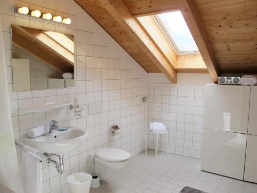 ガルミッシュ・パルテンキルヒェンにあるFerienwohnung Freiraumのバスルーム(洗面台、トイレ、鏡付)