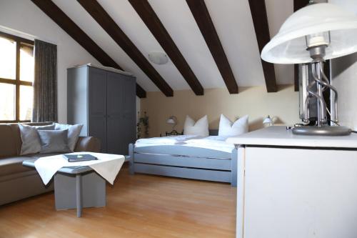 1 dormitorio con cama, sofá y mesa en Ferienwohnung AlpspitzNest, en Garmisch-Partenkirchen