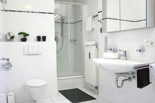 ガルミッシュ・パルテンキルヒェンにあるGipfeltraumの白いバスルーム(シンク、シャワー付)