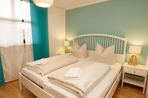 ガルミッシュ・パルテンキルヒェンにあるFerienwohnung Frischluftのベッドルーム(白い大型ベッド、白い枕付)