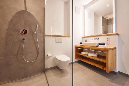 een badkamer met een douche, een toilet en een wastafel bij Gams in Garmisch-Partenkirchen