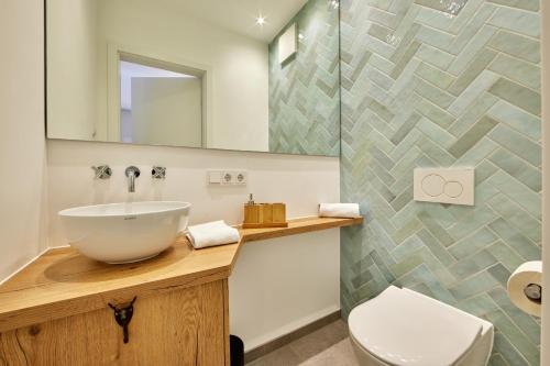La salle de bains est pourvue d'un lavabo et de toilettes. dans l'établissement Huettenzauber, à Garmisch-Partenkirchen
