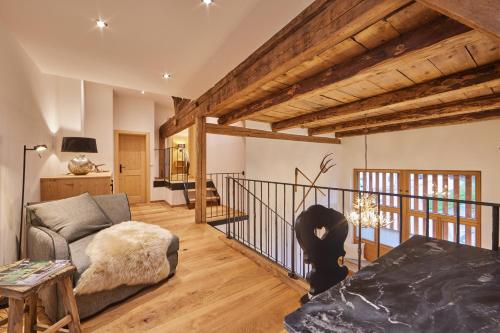 ファルハントにあるHaus Hoamat - Bergfeuerのソファとテーブルのあるリビングルーム