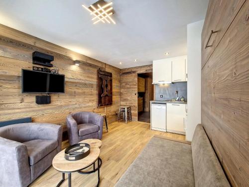 un salon avec un canapé et une table dans l'établissement Studio rénové au centre de Val d'Isère - Balcon, proche pistes, cuisine équipée - FR-1-518-137, à Val dʼIsère