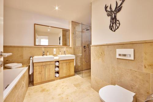 y baño con lavabo, aseo y espejo. en AlpenAmbiente, en Garmisch-Partenkirchen