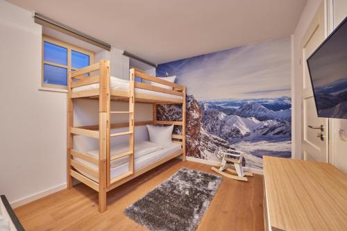 Двухъярусная кровать или двухъярусные кровати в номере AlpenAmbiente