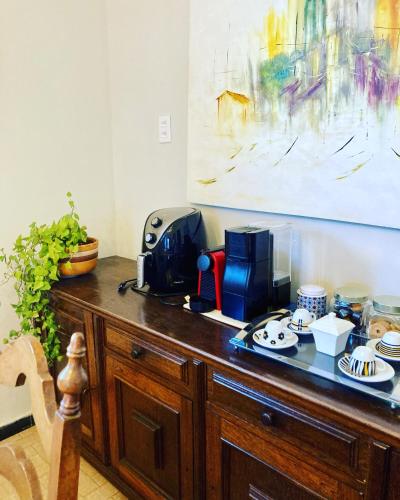 a wooden counter with a coffee maker on top of it at Casa Vintage, tranquilidade no Prado in Belo Horizonte