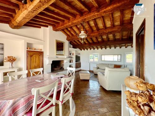 Il dispose d'une cuisine et d'un salon avec un plafond en bois. dans l'établissement Le Tropezien, à Grimaud