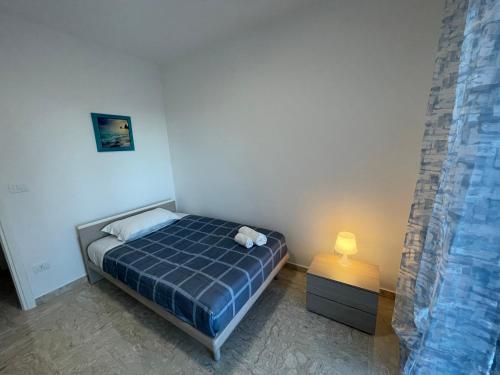 niewielka sypialnia z łóżkiem i lampką w obiekcie Casa Anima Rosa w mieście Monopoli