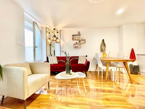 un salon avec un canapé et une table dans l'établissement LE ROSACKER - Proche centre ville et gare - Terrasse - Parking gratuit 2 places - 2 chambres - 2 salles de bain - Netflix, à Colmar