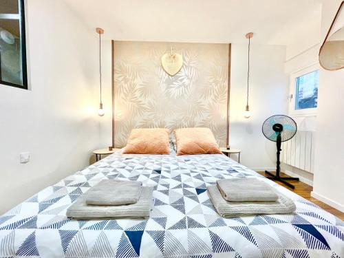 sypialnia z dużym łóżkiem z ręcznikami w obiekcie LE ROSACKER - Proche centre ville et gare - Terrasse - Parking gratuit 2 places - 2 chambres - 2 salles de bain - Netflix w mieście Colmar