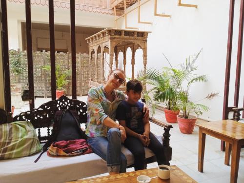 kobieta i dziecko siedzące na ławce w obiekcie Rigmor haveli w mieście Dźodhpur
