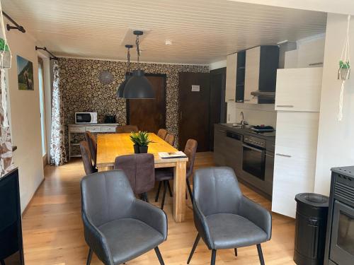 a kitchen and dining room with a table and chairs at Molltaler Appartements en b&b in Stall