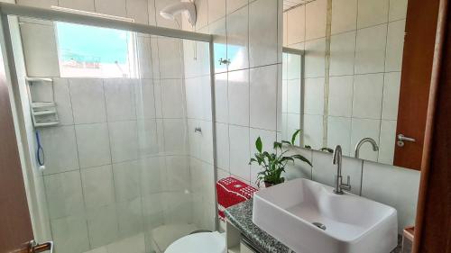 y baño con lavabo, aseo y ducha. en Apartamento a 15 minutos da praia, en Florianópolis