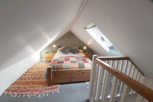 1 dormitorio con 1 cama en el ático en Y Llew Bach, the tiny house en Gwytherin