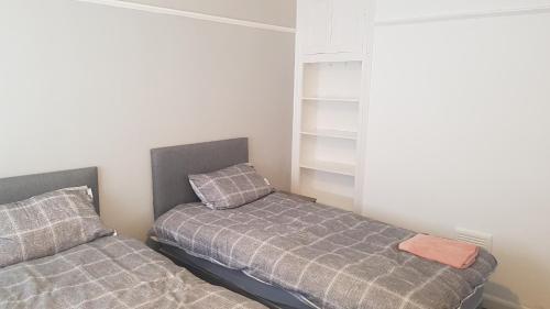 Een bed of bedden in een kamer bij Double Bedroom In Withington, M20. 2 Beds, RM 3
